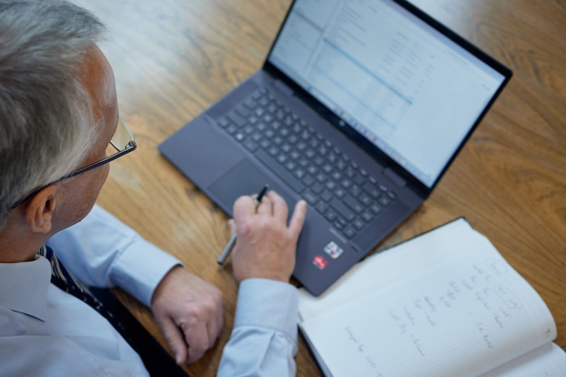 Arbeitsplatz mit Laptop und Unterlagen